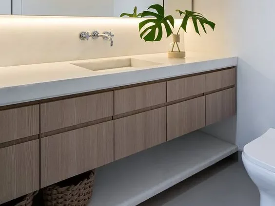 Bagno sospeso in stile basic chic di Alessia Oro interior designer